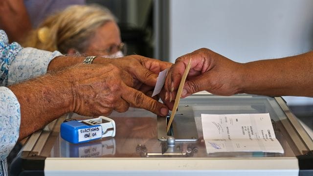 Stimmabgabe in einem Wahllokal in Noumea.