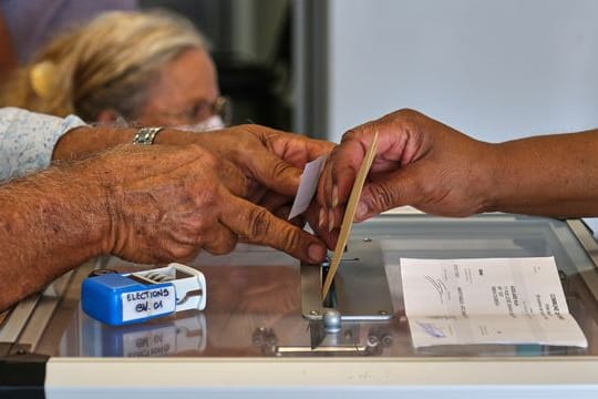 Stimmabgabe in einem Wahllokal in Noumea.