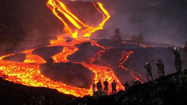 Der Berg spuckt Feuer.