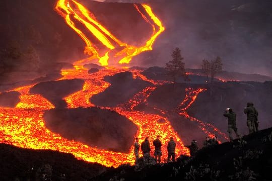 Der Berg spuckt Feuer.