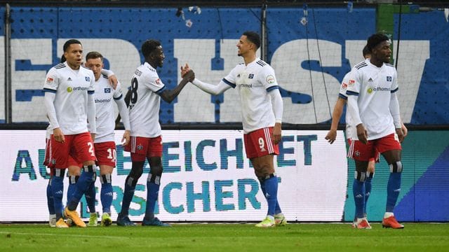 Die Spieler vom Hamburger SV feiern den Führungstreffer gegen Hansa Rostock.