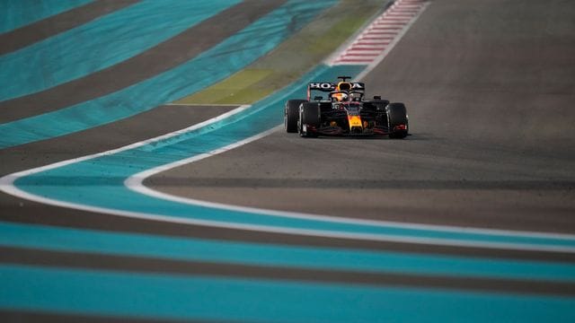 Max Verstappen soll nach Ansicht von Mercedes zwei Regelbrüche während des Rennens begangen haben.