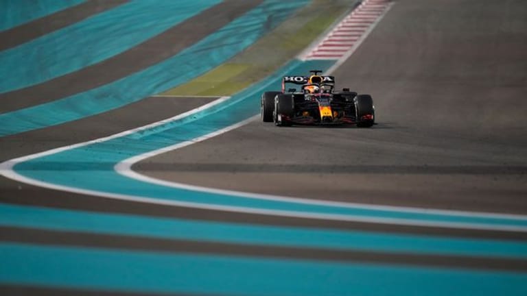 Max Verstappen soll nach Ansicht von Mercedes zwei Regelbrüche während des Rennens begangen haben.