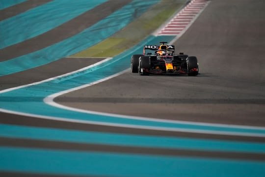 Max Verstappen soll nach Ansicht von Mercedes zwei Regelbrüche während des Rennens begangen haben.