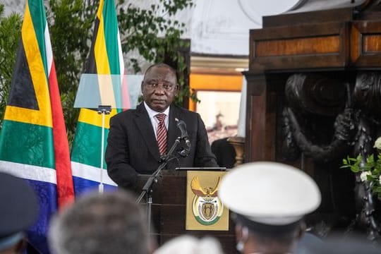 Der südafrikanische Präsident Cyril Ramaphosa bei der staatlichen Gedenkfeier für Südafrikas letzten Apartheid-Präsidenten Frederik Willem de Klerk in Kapstadt.