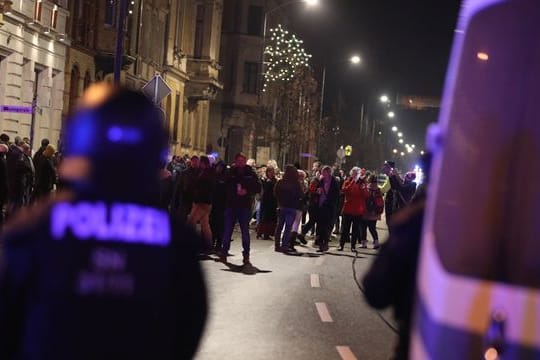 Ein sogenannter "Spaziergang" gegen die Corona-Maßnahmen im thürischen Greiz.