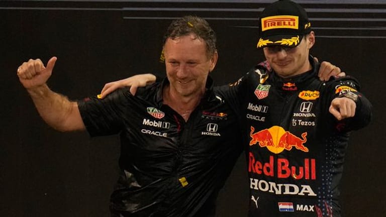 Max Verstappen (r) vom niederländischen Team Red Bull jubelt mit Teamchef Christian Horner.