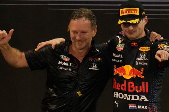 Max Verstappen (r) vom niederländischen Team Red Bull jubelt mit Teamchef Christian Horner.