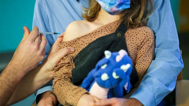 Ein Kinderarzt in Leipzig impft ein 7-jähriges Mädchen gegen das Covid19-Virus.