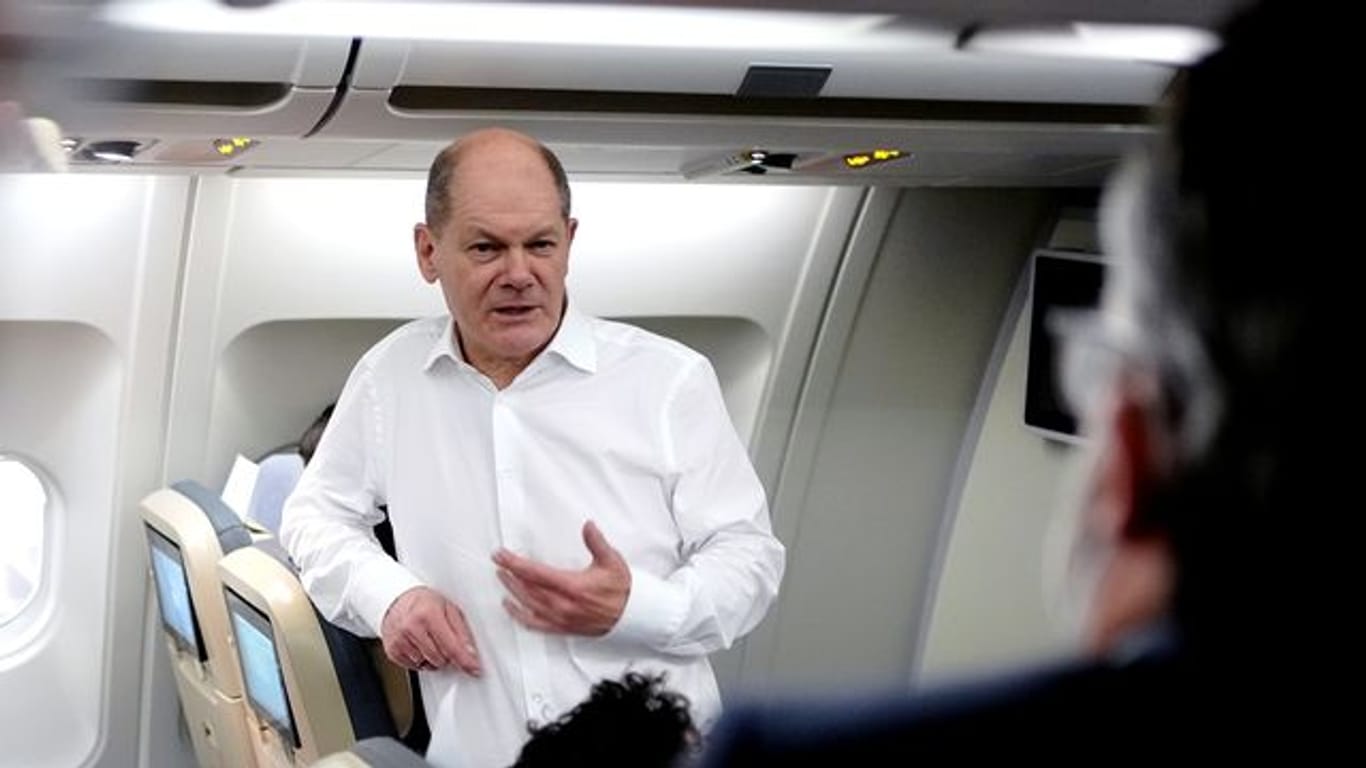 Bundeskanzler Olaf Scholz (SPD) im Gespräch mit Journalisten im Airbus A340 der Luftwaffe vor der Heimreise aus Polen.