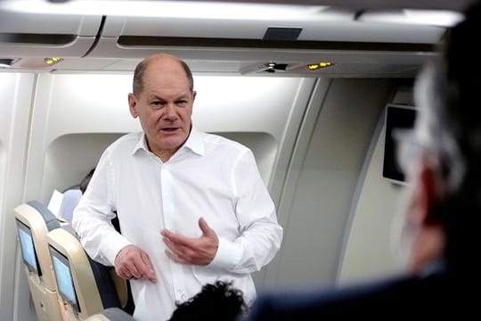Bundeskanzler Olaf Scholz (SPD) im Gespräch mit Journalisten im Airbus A340 der Luftwaffe vor der Heimreise aus Polen.