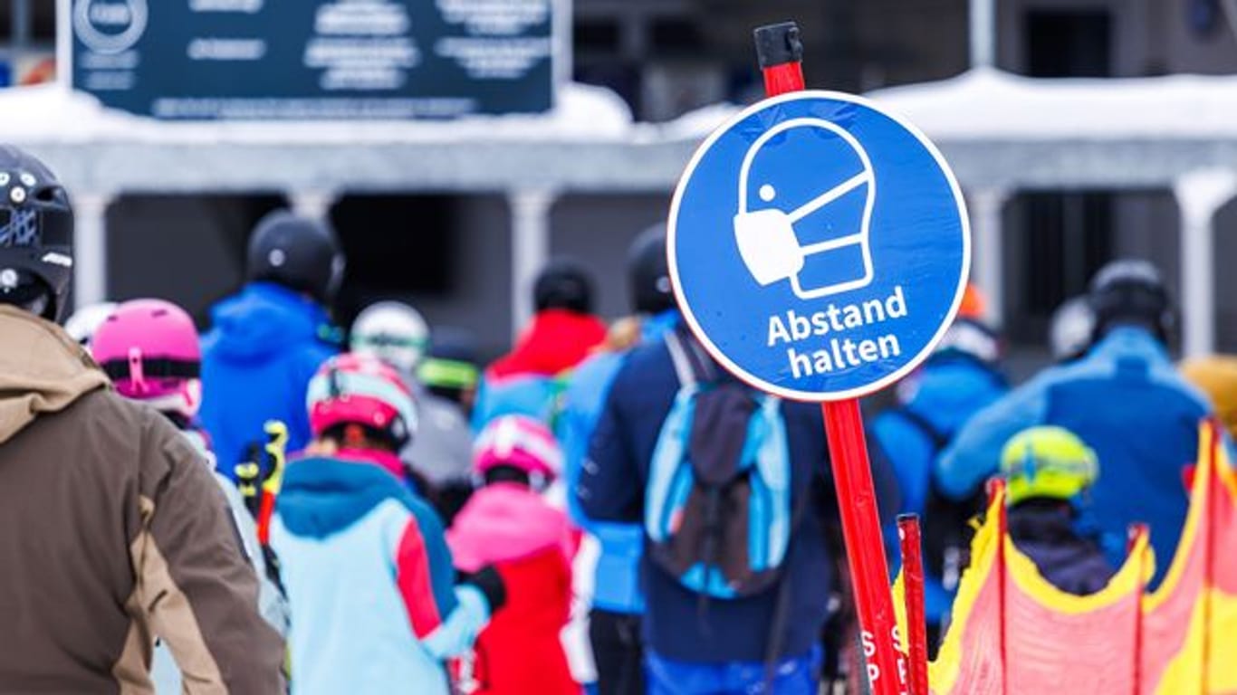 Ein Schild im baden-württembergischen Feldberg zeigt die Corona-Regeln für Wintersportler.