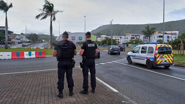 Französische Gendarmen patrouillieren an einem Kreisverkehr auf der südpazifischen Inselgruppe Neukaledonien. Französische Gendarmen patrouillieren an einem Kreisverkehr auf der südpazifischen Inselgruppe Neukaledonien.