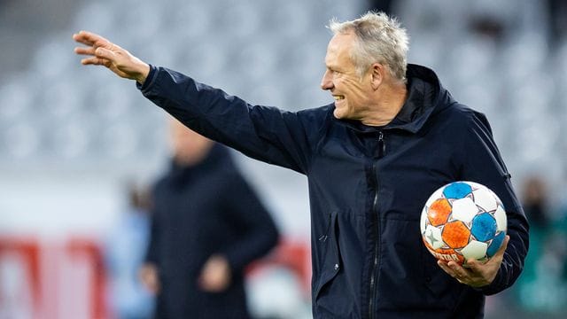 Will Anfang 2022 Gespräche über eine Vertragsverlängerung führen: Freiburgs Trainer Christian Streich. Will Anfang 2022 Gespräche über eine Vertragsverlängerung führen: Freiburgs Trainer Christian Streich.
