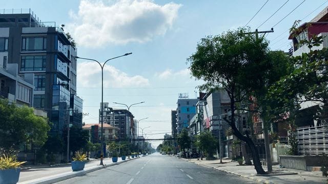 Eine leere Straße in Mandalay während eines landesweiten "stillen Streiks" gegen die Militärjunta in der vergangenen Woche. Eine leere Straße in Mandalay während eines landesweiten "stillen Streiks" gegen die Militärjunta in der vergangenen Woche.