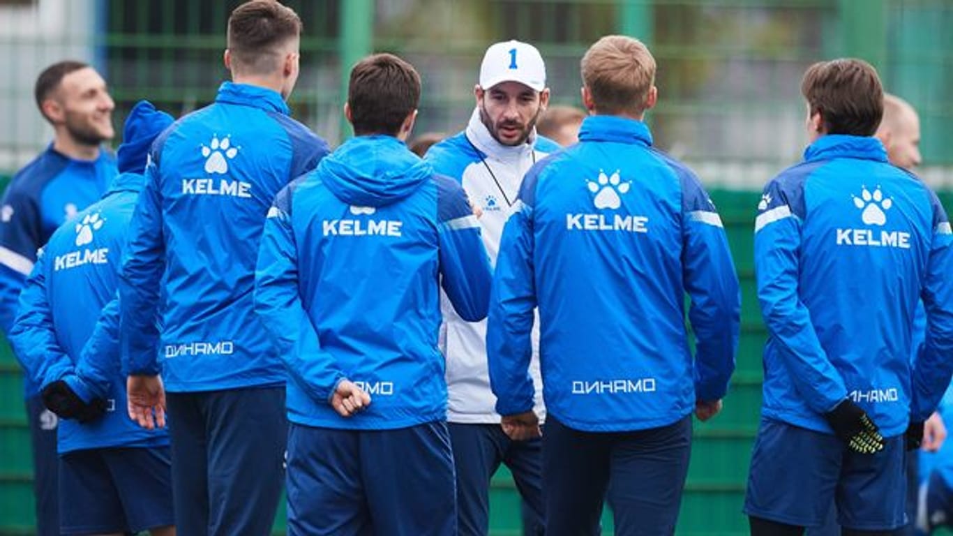 Hat bei Dynamo Moskau verlängert: Trainer Sandro Schwarz (M) spricht bei einem Training mit Spielern.