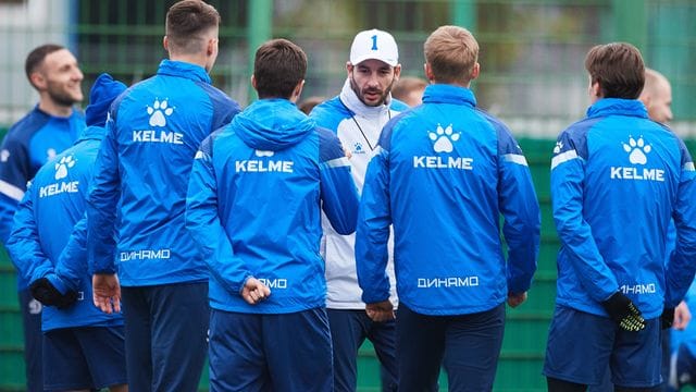 Hat bei Dynamo Moskau verlängert: Trainer Sandro Schwarz (M) spricht bei einem Training mit Spielern.