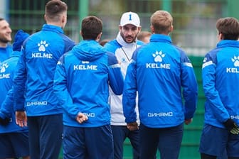 Hat bei Dynamo Moskau verlängert: Trainer Sandro Schwarz (M) spricht bei einem Training mit Spielern.