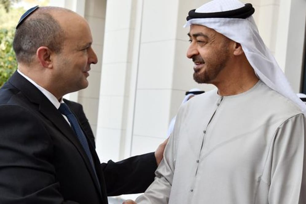 Naftali Bennett (l) trifft Scheich Mohamed bin Said Al Nahjan, Kronprinz von Abu Dhabi.