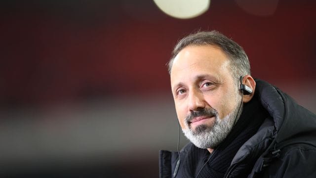 Fordert gegen den FC Bayern "mit breiter Brust" aufzutreten: Stuttgarts Cheftrainer Pellegrino Matarazzo. Fordert gegen den FC Bayern "mit breiter Brust" aufzutreten: Stuttgarts Cheftrainer Pellegrino Matarazzo.