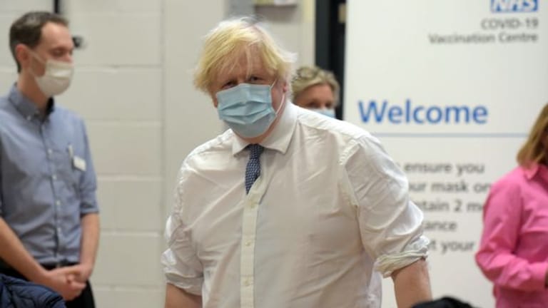 Premierminister Boris Johnson beim Besuch des Stow Health Vaccination Centre in London.
