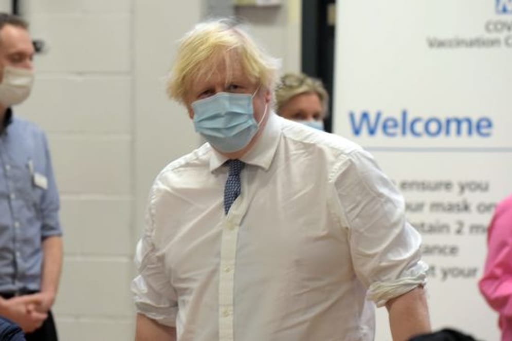 Premierminister Boris Johnson beim Besuch des Stow Health Vaccination Centre in London.
