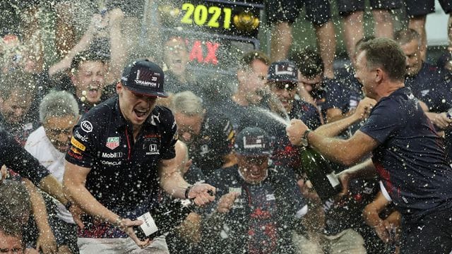 Max Verstappen (l) feiert mit Red-Bull-Teamchef Christian Horner (r) und seinem Team in der Boxengasse.