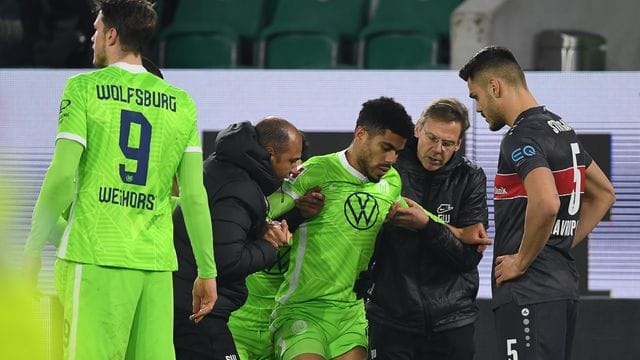 Wolfsburgs Paulo Otavio wird verletzt vom Platz begleitet.