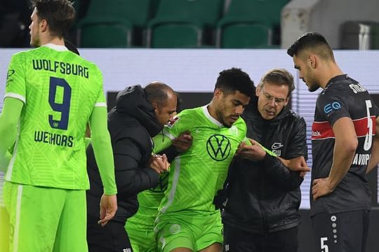 Wolfsburgs Paulo Otavio wird verletzt vom Platz begleitet.