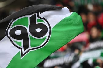 Eine Flagge mit dem Logo von Hannover 96 (Symbolbild): In der Landeshauptstadt Niedersachsens wird am Sonntag nur die Fahne des Heimteams wehen.
