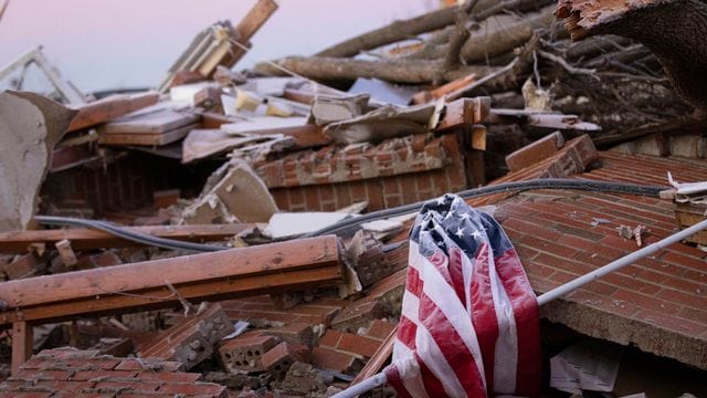 Die US-Flagge in den Trümmern eines von einem Tornado zerstörten Hauses im Bundesstaat Kentucky. Die US-Flagge in den Trümmern eines von einem Tornado zerstörten Hauses im Bundesstaat Kentucky.