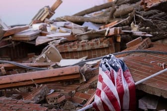 Die US-Flagge in den Trümmern eines von einem Tornado zerstörten Hauses im Bundesstaat Kentucky.