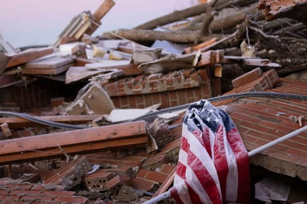 Die US-Flagge in den Trümmern eines von einem Tornado zerstörten Hauses im Bundesstaat Kentucky.