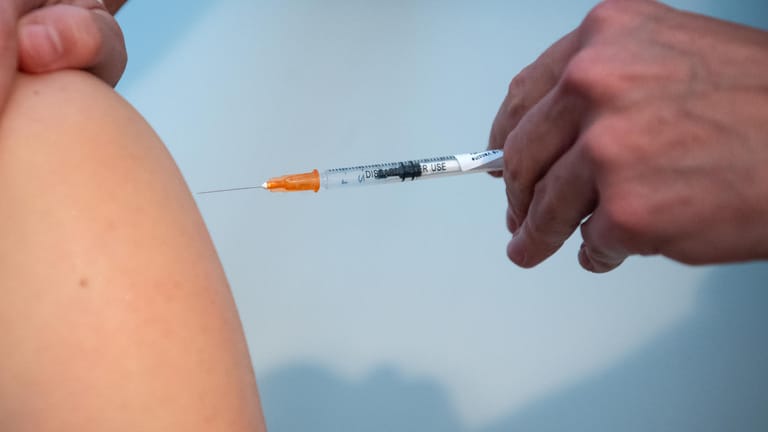 Corona-Impfung: Mehr als die empfohlene Dosis kann gefährlich werden. (Symbolbild)