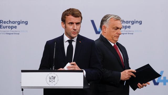 Emmanuel Macron (l) und Viktor Orban in Budapest.