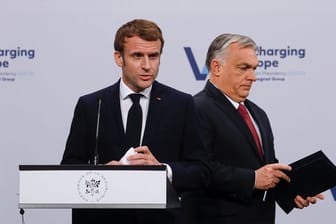 Emmanuel Macron (l) und Viktor Orban in Budapest.