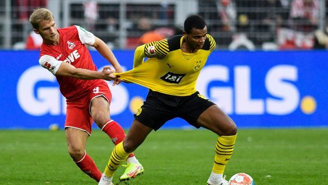 Könnte zu Jahresbeginn ins Teamtraining zurückkehren: Dortmunds Manuel Akanji (r). Könnte zu Jahresbeginn ins Teamtraining zurückkehren: Dortmunds Manuel Akanji (r).