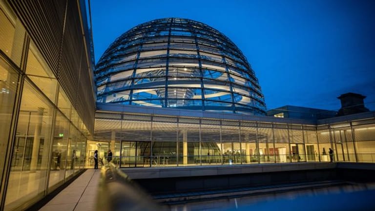 Der Deutsche Bundestag im Reichstagsgebäude mit der gläsernen Kuppel, aufgenommen während der ersten Fraktionssitzung der Unionsfraktion im neugewählten Bundestag.