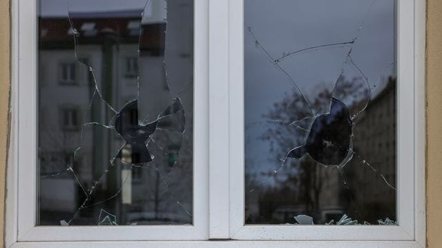 Ein zersplittertes Fenster der Ditib-Moschee im Leipziger Osten: Die Polizei ermittelt wegen besonders schweren Landfriedensbruchs.