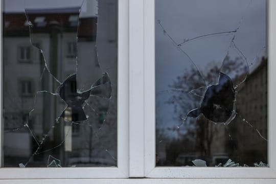 Ein zersplittertes Fenster der Ditib-Moschee im Leipziger Osten: Die Polizei ermittelt wegen besonders schweren Landfriedensbruchs.