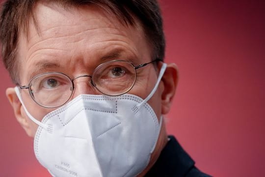 Karl Lauterbach (SPD), Bundesminister für Gesundheit, nimmt am Bundesparteitag seiner Partei teil.