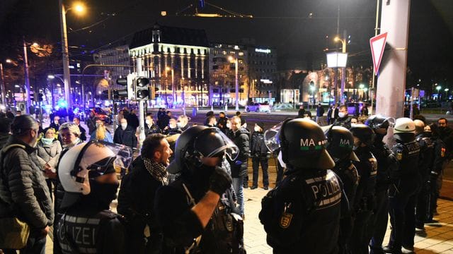 Demonstranten und Polizisten stehen in der Mannheimer Innenstadt. Demonstranten und Polizisten stehen in der Mannheimer Innenstadt.