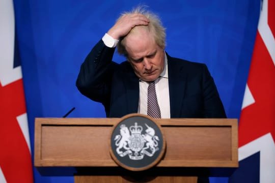 Premier Boris Johnson während einer Pressekonferenz zur neuen Variante des Coronavirus.