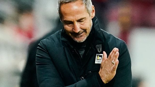 Lächelt die Probleme einfach weg: Borussia Mönchengladbachs Trainer Adi Hütter. Lächelt die Probleme einfach weg: Borussia Mönchengladbachs Trainer Adi Hütter.