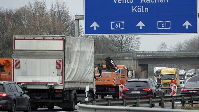 Auf der Autobahn A61 Richtung Venlo staut sich kurz vor der Freigabe der Strecke der Verkehr.