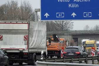 Auf der Autobahn A61 Richtung Venlo staut sich kurz vor der Freigabe der Strecke der Verkehr.