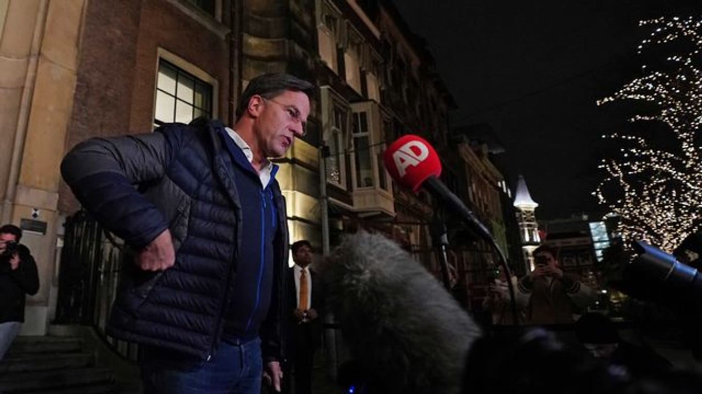 Mark Rutte, Ministerpräsident der Niederlande und Vorsitzender der rechtsliberalen VVD, spricht nach der Verhandlungsvereinbarung für ein neues Kabinett mit Journalisten.