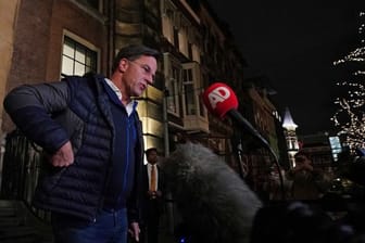 Mark Rutte, Ministerpräsident der Niederlande und Vorsitzender der rechtsliberalen VVD, spricht nach der Verhandlungsvereinbarung für ein neues Kabinett mit Journalisten.