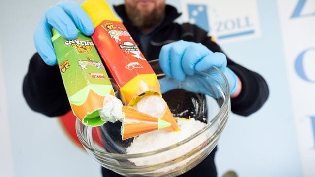 Der Zollsprecher Jens Ahland schüttet als Buntstifte verpacktes Crystal Meth in eine Schale. Der Zollsprecher Jens Ahland schüttet als Buntstifte verpacktes Crystal Meth in eine Schale.