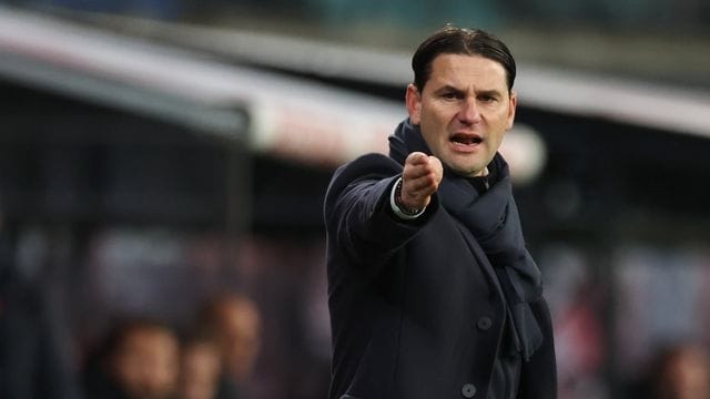 Leverkusens Trainer Gerardo Seoane ist von der Leistung von Jung-Nationalspieler Florian Wirtz angetan. Leverkusens Trainer Gerardo Seoane ist von der Leistung von Jung-Nationalspieler Florian Wirtz angetan.
